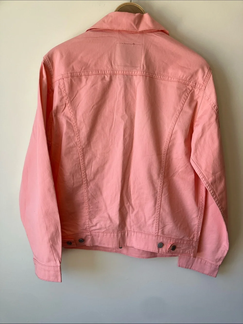 LEVI’S Vintage Fit Trucker Jacket in Coral Lightweight Denim Men’s Size M NWT - Picture 7 of 13